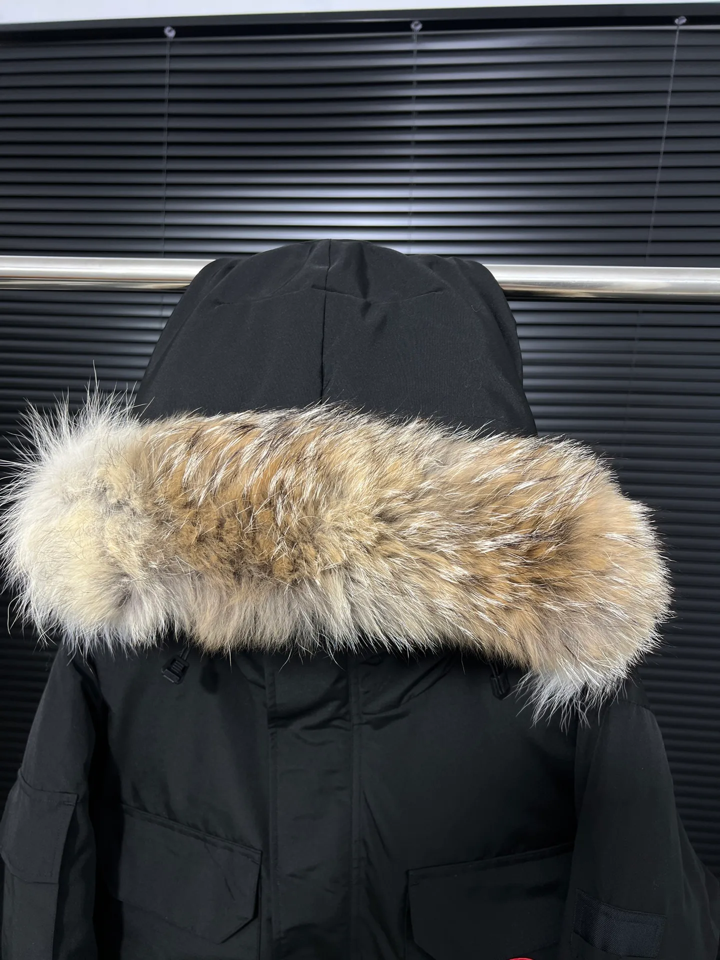 P780 🆕 Top original version, supports chip sensor with handbag 𝗖𝗮𝗻𝗮𝗱𝗮 𝗚𝗼𝘀𝗲 / 🇨🇦 Canada Goose 08 Down Jacket ⚠️ Partners who have been cooperating with us in the past few years know that no matter what is produced outside, our pure genuine trading company ships ❗️ After the test of time, we have received rave reviews. You can compare the market products with us. If you are not satisfied, you can return it at will. You are also welcome to come to ZG to see it and then come to my home to buy‼  1⃣️ The filling is 80% white duck down, with a weight of 500g. Regarding the down content, you can feel it with your hands. Good down has no embarrassment and can be called a walking duvet! 2⃣️ The fabric is made of Feather-Light 10D waterproof coating fabric, which is made of 84.5 polyester fiber and 15.5 cotton. The surface is treated with a special Teflon protective coating produced by DuPont to prevent wind and splash water, and makes the clothing anti-pollution and long-lasting new features! 3⃣️ One-piece seamless cuffs, 13cm official length, all seals are stamped, and all the inner liner is hemmed. The overcoat means sewing all the inner liner once. On the one hand, it is to prevent the velvet from running off, and on the other hand, it can keep the stiffness of the clothes! 4⃣️ Original Yoshida Kogyo Kabushikigaisha zipper, top-grade zinc alloy electroplated zipper with the highest specifications, using precise Japanese craftsmanship, raw materials and management methods. Each zipper can withstand 100,000+ openings and closings 5⃣️ The detachable fur collar is made of top-grade imported wolf fur, which is not comparable to the loose and soft raccoon fur and fake fur on the market. It is a natural Siberian coyote fur collar. The delicate and strong feel is the sense of life that comes from the erosion of wind and frost in nature. 6⃣️ Main logo double-thread 9-needle locking stranded embroidery, electronic digital automatic embroidery, maple leaves with sharp edges. Size: XS-XXL Color: black, off-white, graphite gray, sapphire blue Dark Blue Pink Azure Graphite Gray Black Label Shoulder Width Chest Sleeve Length Clothes Length Recommended Weight kg 67 87 80-90 2XL 58 136 69 89 90-105